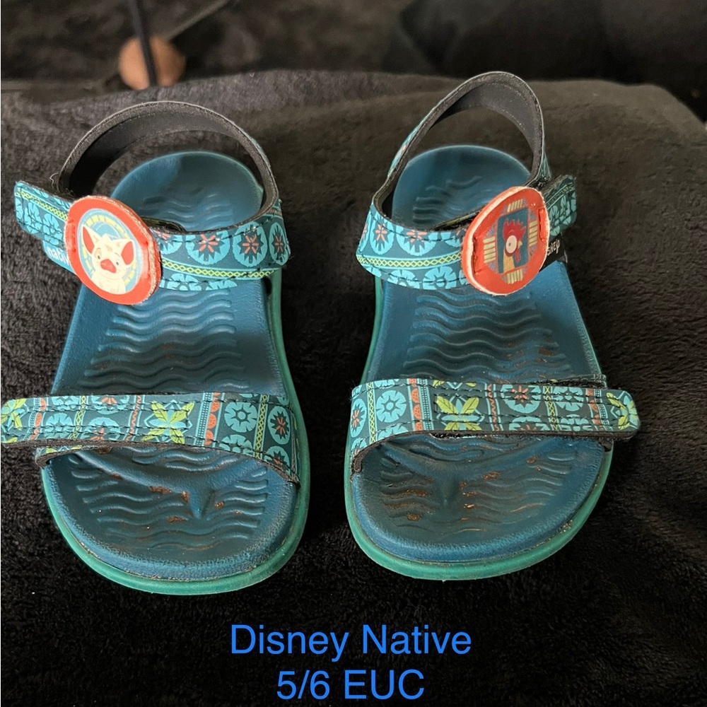 Disney Native Moana Pua Hei Hei Sandals